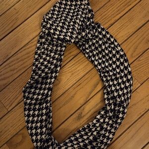 Stylish Black and White Houndstooth Scarf